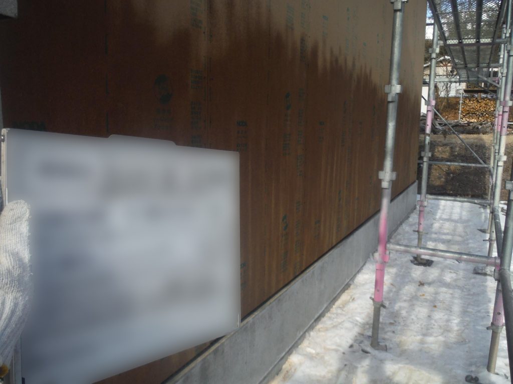 シロアリ木部処理の写真。外壁を貼る前に、防蟻防腐薬剤を散布した様子。